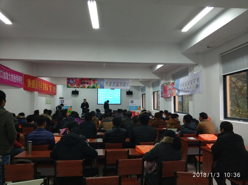 農(nóng)技專家為農(nóng)民提供作物生產(chǎn)全過(guò)程綜合指導(dǎo)