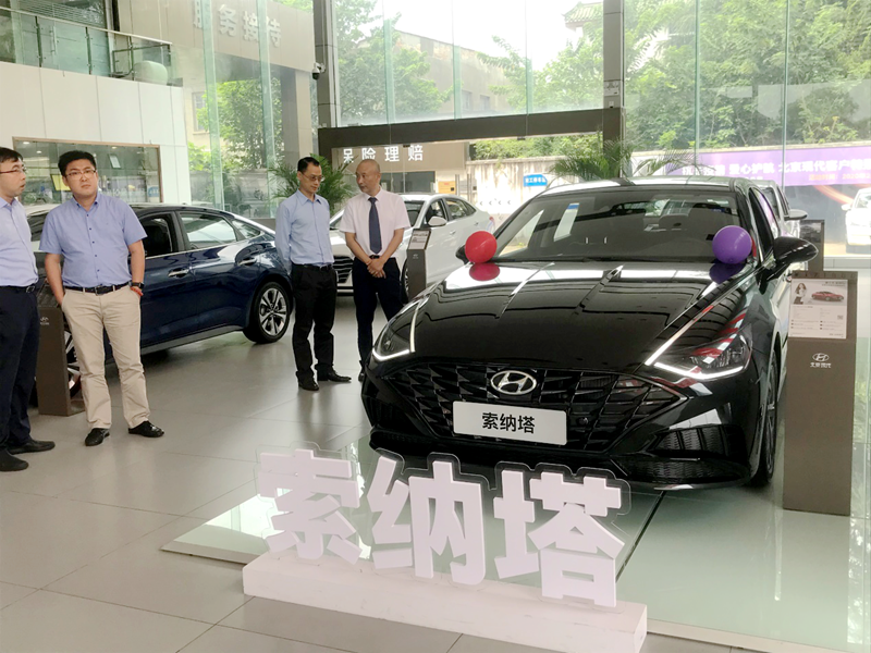 北京現(xiàn)代副總經理向東平到金昌汽車下屬4S店考察