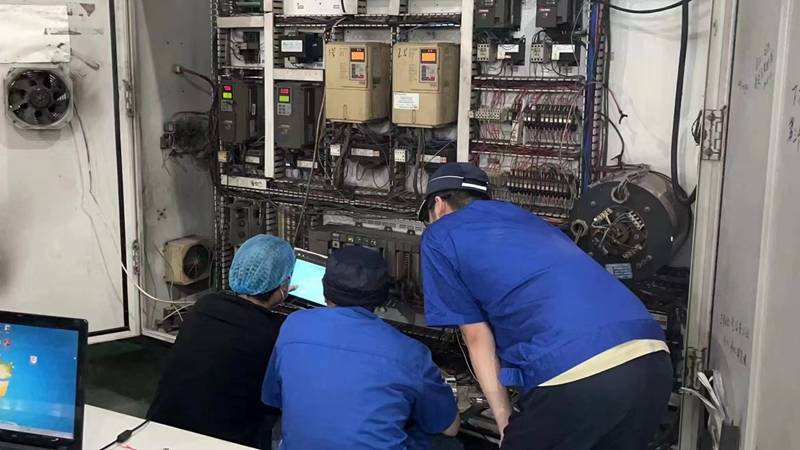 爭分奪秒攻難題 上下齊心保運轉(zhuǎn)&mdash;&mdash;記新光公司包材事業(yè)部巴頓機搶修