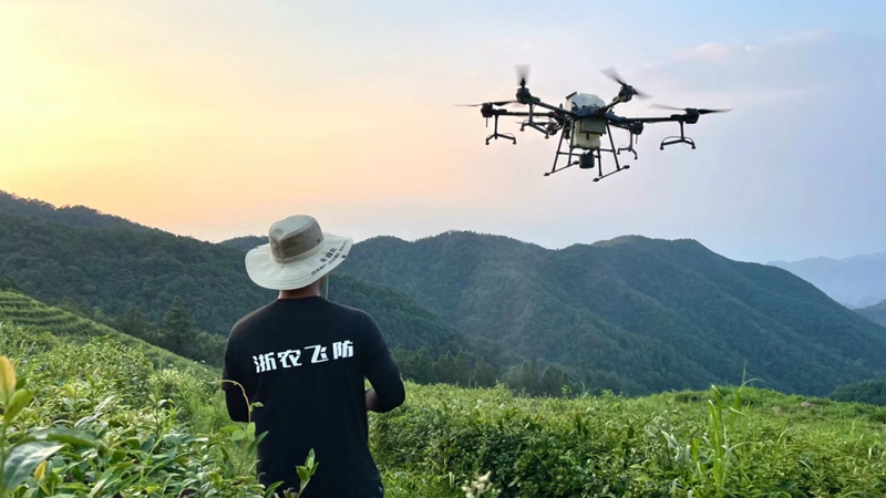 浙農(nóng)飛防：新農(nóng)人答好&ldquo;誰來種地&rdquo;的時(shí)代答卷