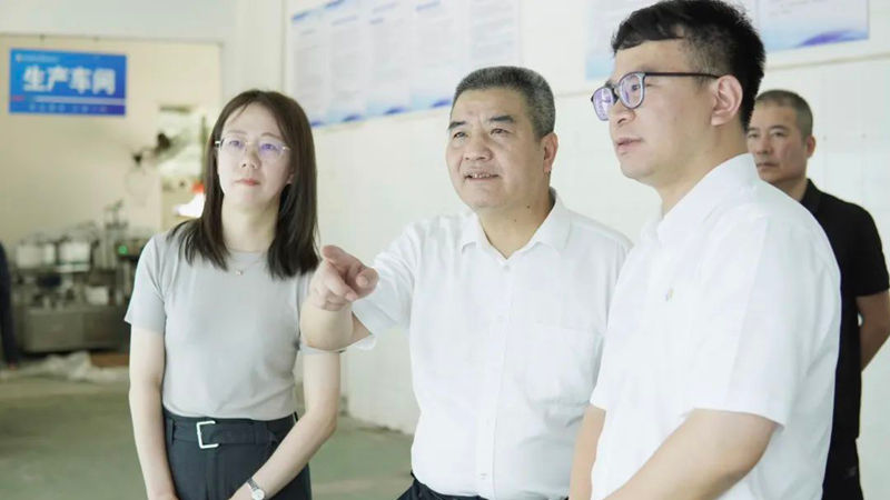 省供銷(xiāo)社黨委委員、監(jiān)事會(huì)主任童日暉到石原金牛生物公司調(diào)研